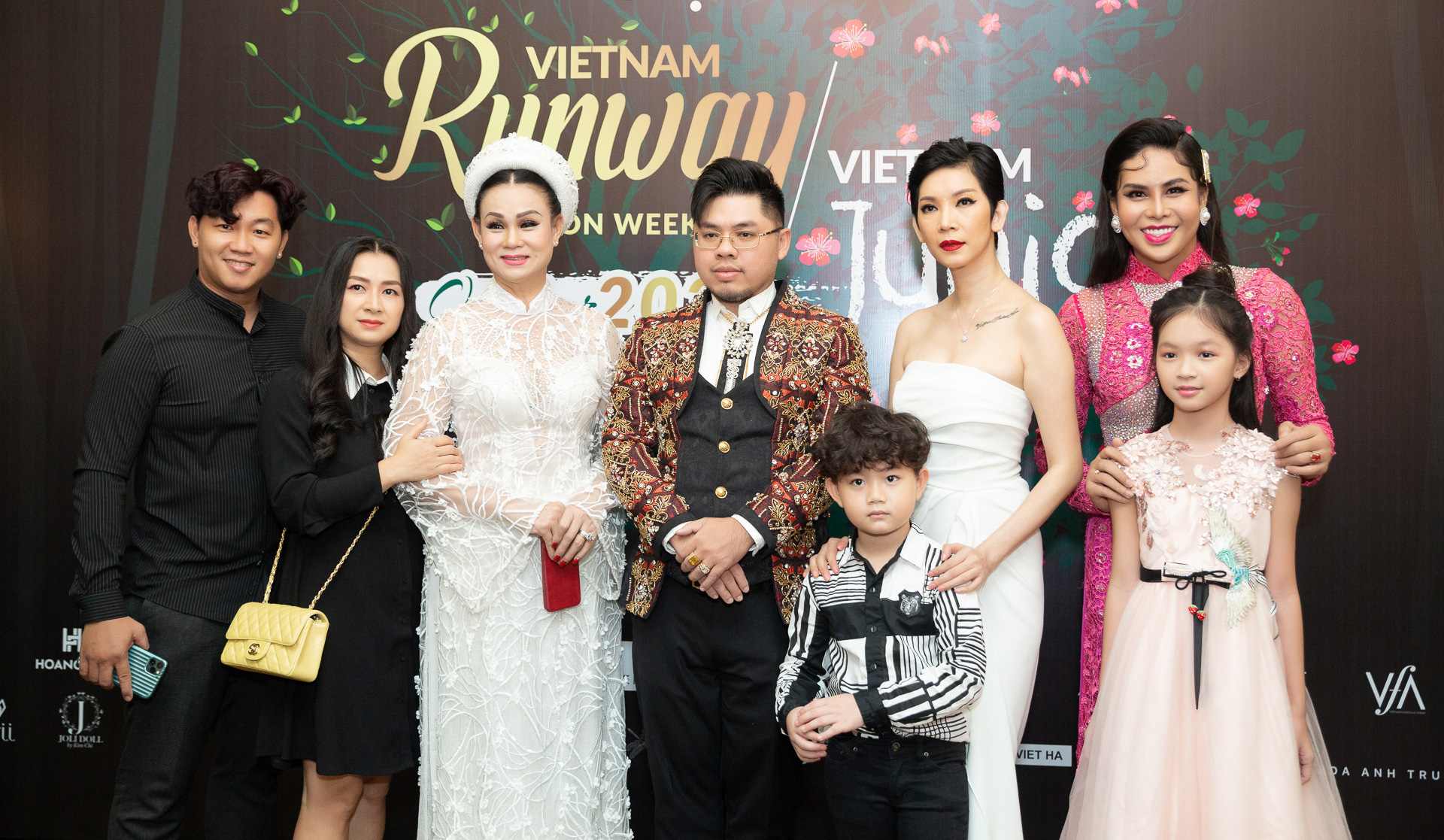 Si&ecirc;u mẫu Xu&acirc;n Lan trở lại với show đ&uacute;p 2 tuần lễ thời trang - Ảnh 2.