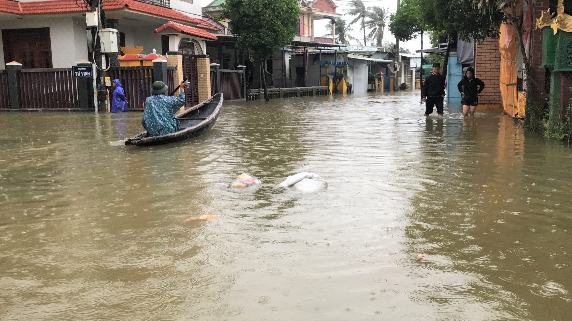 Lũ lụt miền Trung: Hơn 24.000 căn nh&agrave; ở Huế ngập nặng, nhiều nơi lũ xuất hiện sau 21 năm - Ảnh 3.