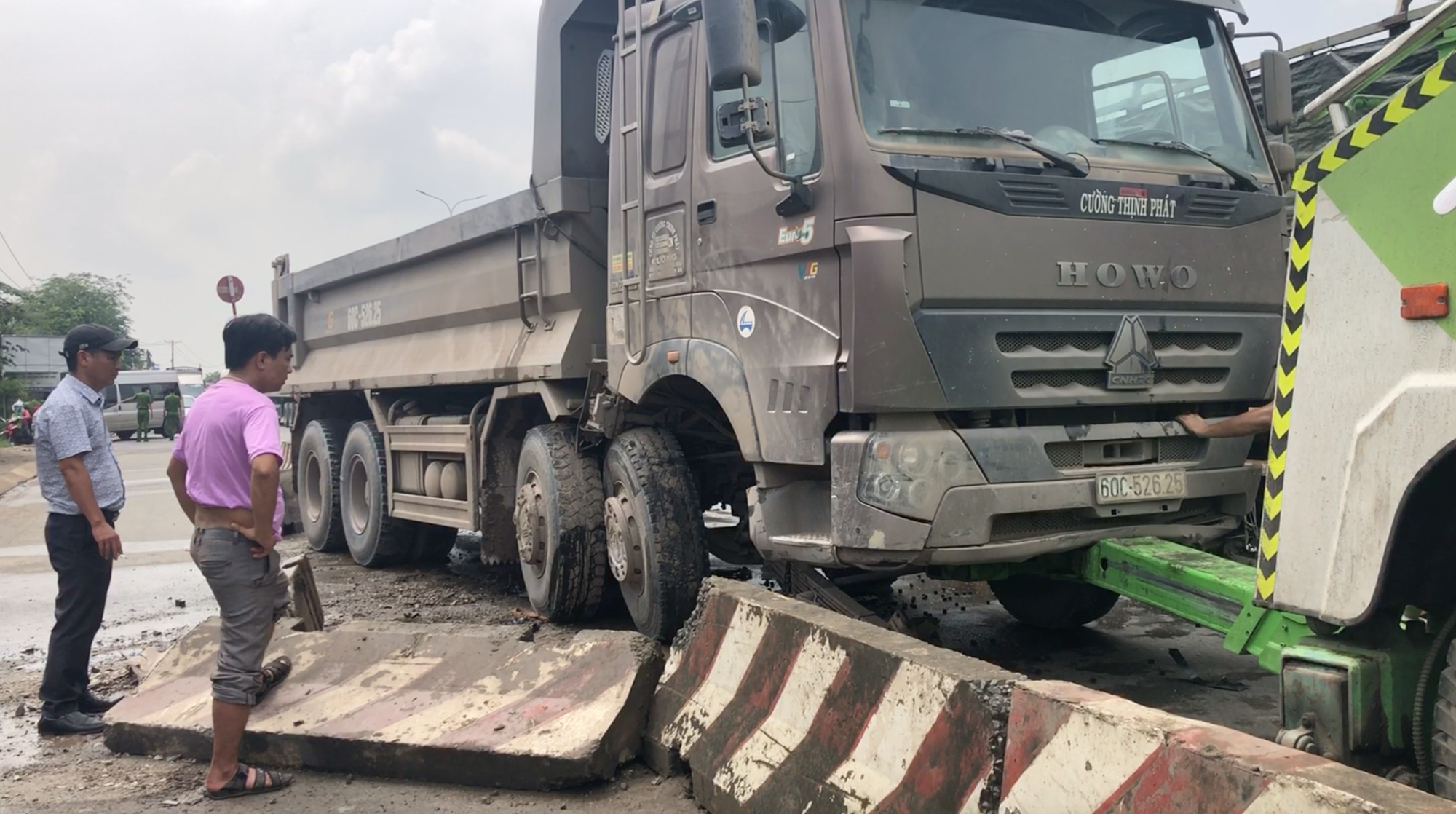 Xế hộp bị xe ben vò nát, đôi nam nữ may mắn thoát nạn - Ảnh 8.