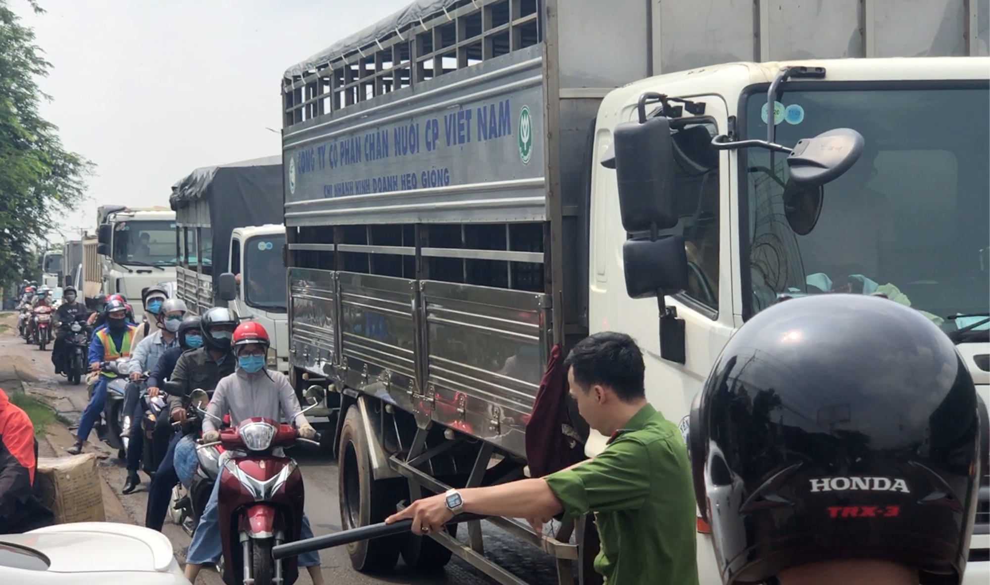 Xế hộp bị xe ben vò nát, đôi nam nữ may mắn thoát nạn - Ảnh 11.