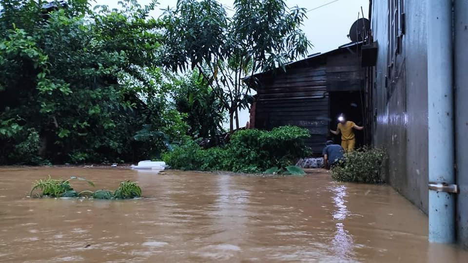 Quảng Nam nước l&ecirc;n, nhiều nơi bị ngập, h&agrave;ng loạt thủy điện xả lũ điều tiết nước - Ảnh 1.