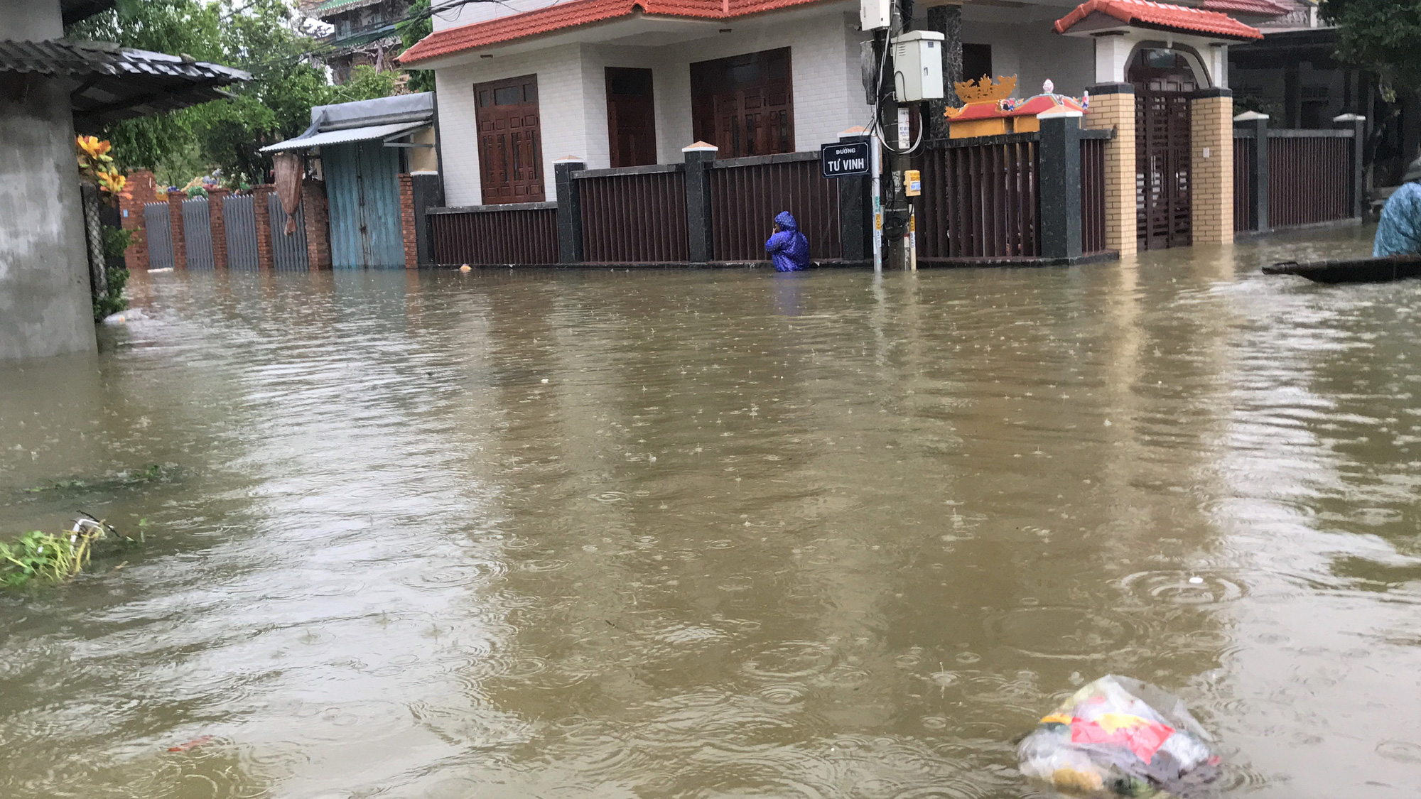 Lũ lụt miền Trung: Hơn 24.000 căn nh&agrave; ở Huế ngập nặng, nhiều nơi lũ xuất hiện sau 21 năm - Ảnh 4.