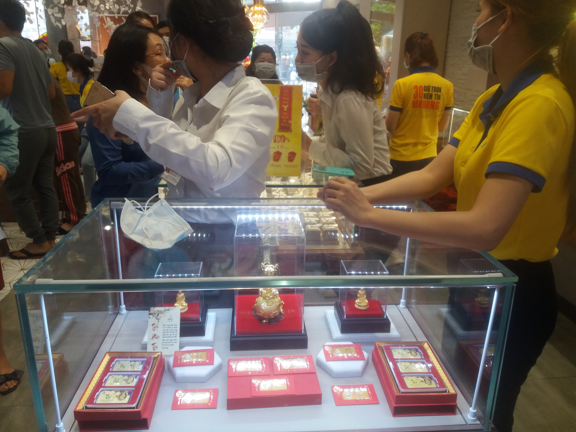 Giá vàng hôm nay 10-10: Tăng dữ dội, nhà đầu tư tăng lượng vàng “lưu kho”