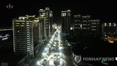 Thông điệp bất ngờ của ông Kim Jong-un tại lễ duyệt binh kỳ lạ - Ảnh 4.