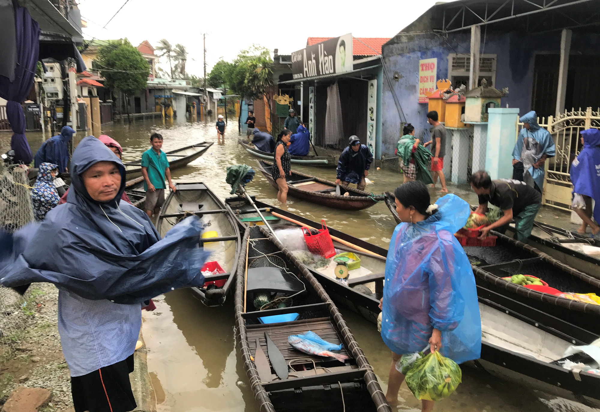 Lũ lụt miền Trung: Hơn 24.000 căn nh&agrave; ở Huế ngập nặng, nhiều nơi lũ xuất hiện sau 21 năm - Ảnh 7.