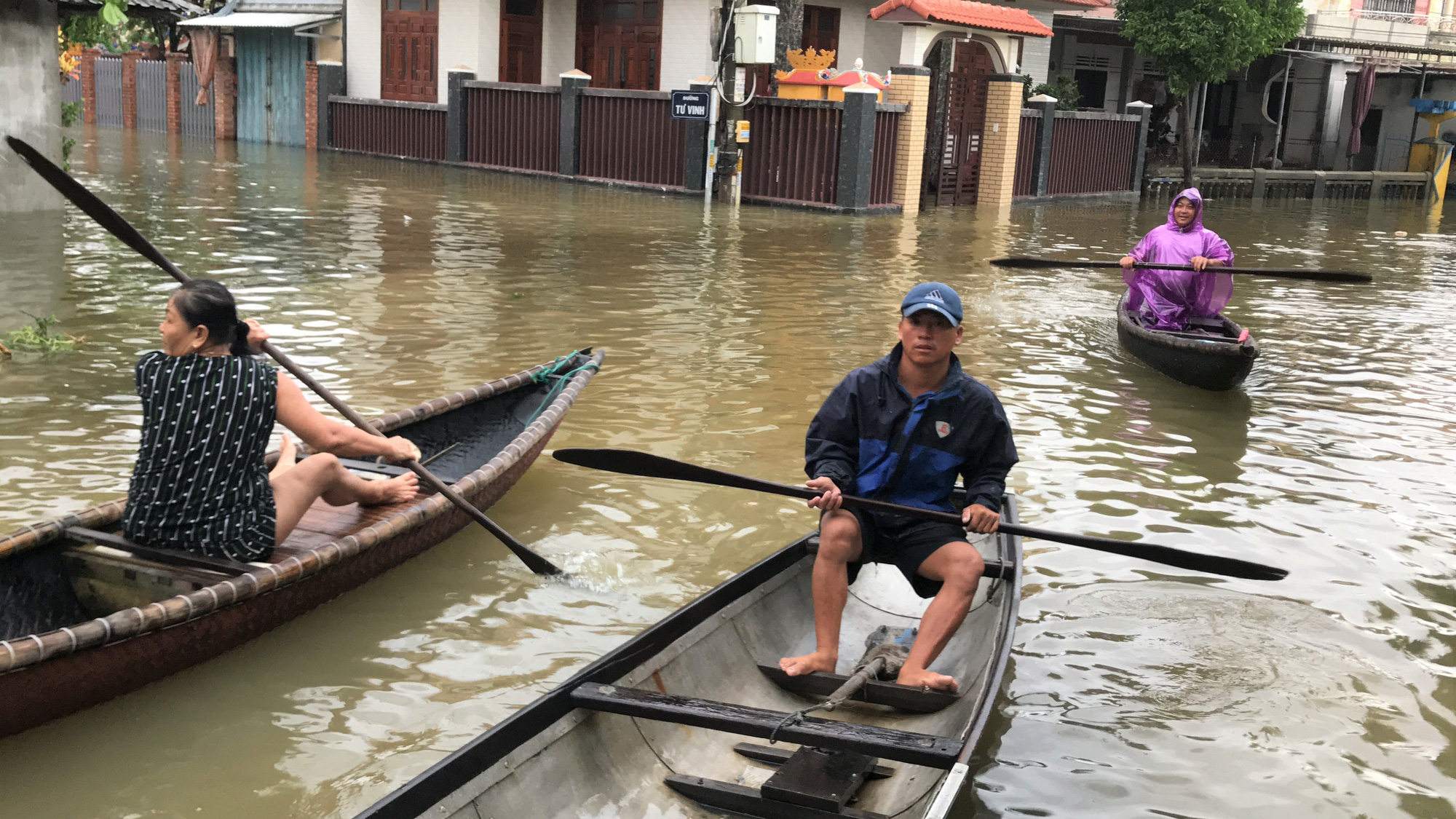 Lũ lụt miền Trung: Hơn 24.000 căn nh&agrave; ở Huế ngập nặng, nhiều nơi lũ xuất hiện sau 21 năm - Ảnh 1.