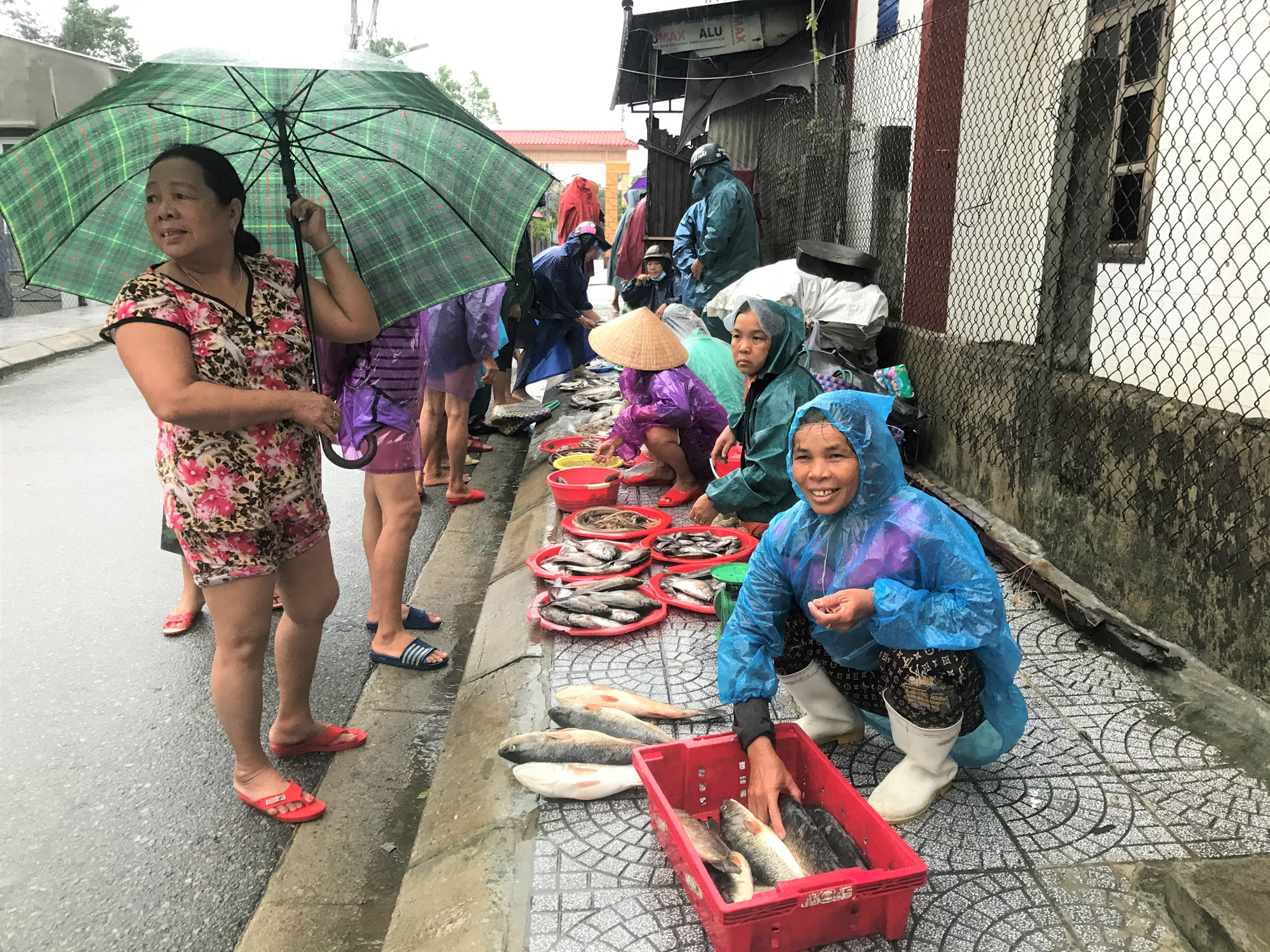 Lũ lụt miền Trung: Hơn 24.000 căn nh&agrave; ở Huế ngập nặng, nhiều nơi lũ xuất hiện sau 21 năm - Ảnh 8.