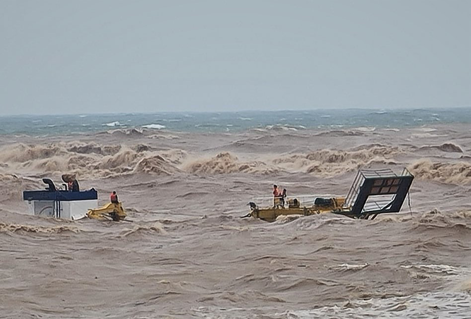 Tàu cá bị sóng đánh chìm khi ra cứu 8 thuyền viên trên tàu mắc cạn trên biển