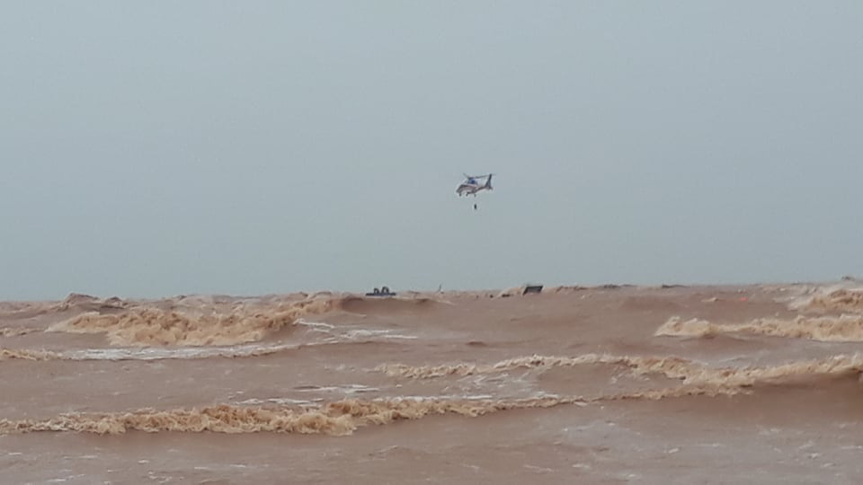 Dùng trực thăng cứu hộ thành công 8 người kiệt sức, đeo bám trên tàu Vietship 01 mắc cạn ngoài biển - Ảnh 2.