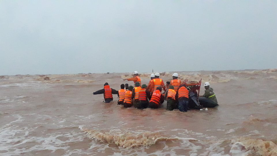 Lời kể của thuyền viên 4 ngày ròng rã bám ống khói tàu Vietship 01 mắc cạn trên biển