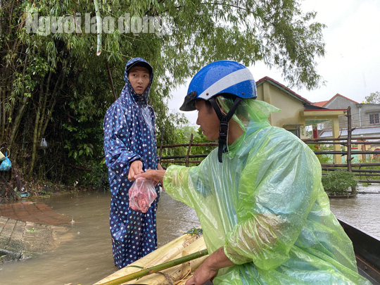 Đà Nẵng: Mưa to gió lớn gây ngập nặng, người dân chèo ghe đi tiếp tế lương thực khắp xóm - Ảnh 8.