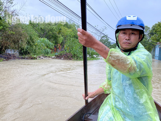 Đà Nẵng: Mưa to gió lớn gây ngập nặng, người dân chèo ghe đi tiếp tế lương thực khắp xóm
