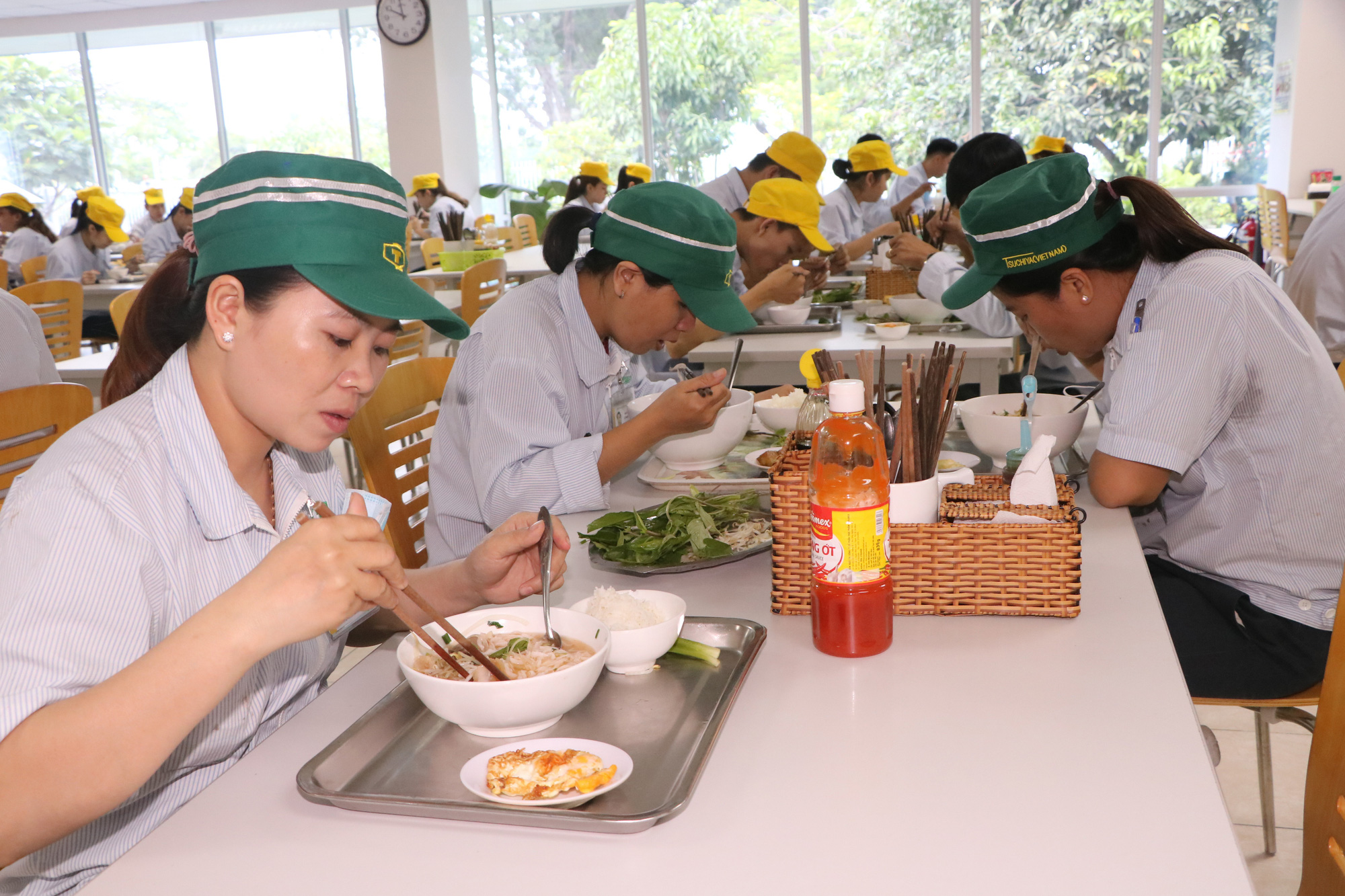 Chăm chút bữa ăn giữa ca của công nhân