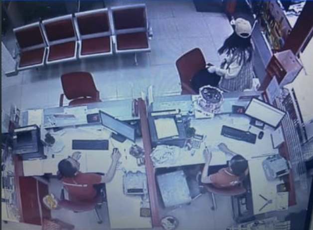 CLIP: C&ocirc; g&aacute;i bạo gan cướp 2,1 tỉ đồng tại Techcombank T&acirc;n Ph&uacute;, TP HCM - Ảnh 1.