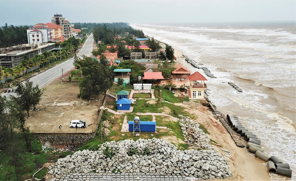Sóng đánh tan hoang tuyến kè biển 26 tỉ đang xây dang dở ở Quảng Bình