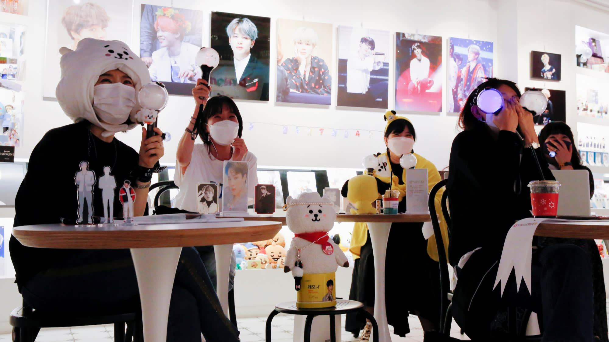 Hơn trăm triệu người cổ vũ nhóm BTS qua màn hình - Ảnh 1.