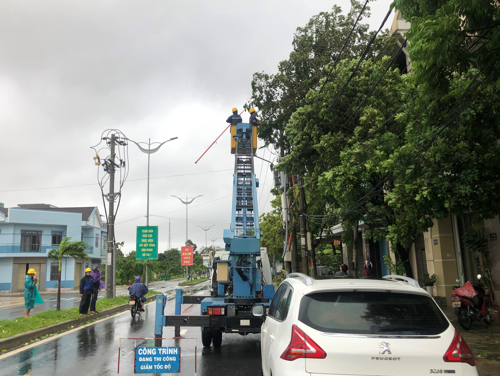B&atilde;o số 6 chưa tới, Quảng Ng&atilde;i hứng mưa gi&oacute;, nhiều t&agrave;u c&aacute; gặp nạn - Ảnh 2.