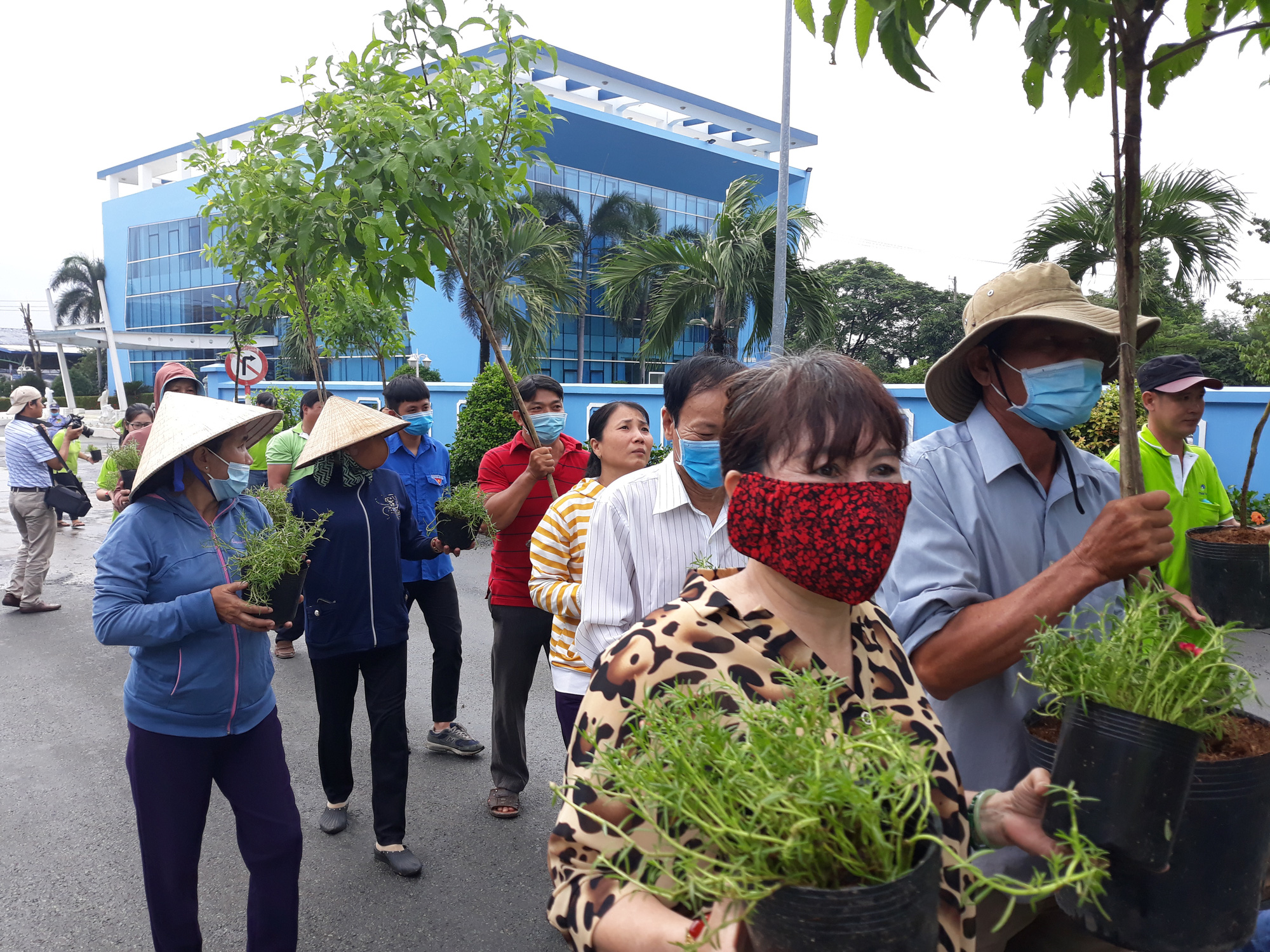 VWS trồng c&acirc;y xanh v&agrave; hoa tr&ecirc;n đường v&agrave;o Khu Li&ecirc;n hợp Xử l&yacute; chất thải Đa Phước - Ảnh 2.