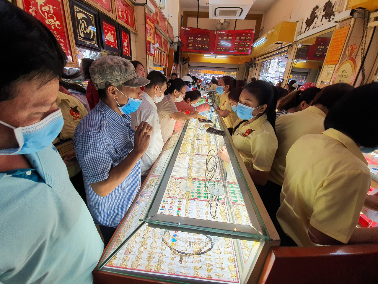 Gi&aacute; v&agrave;ng h&ocirc;m nay 11-10: V&agrave;ng SJC sẽ tăng mạnh? - Ảnh 2.