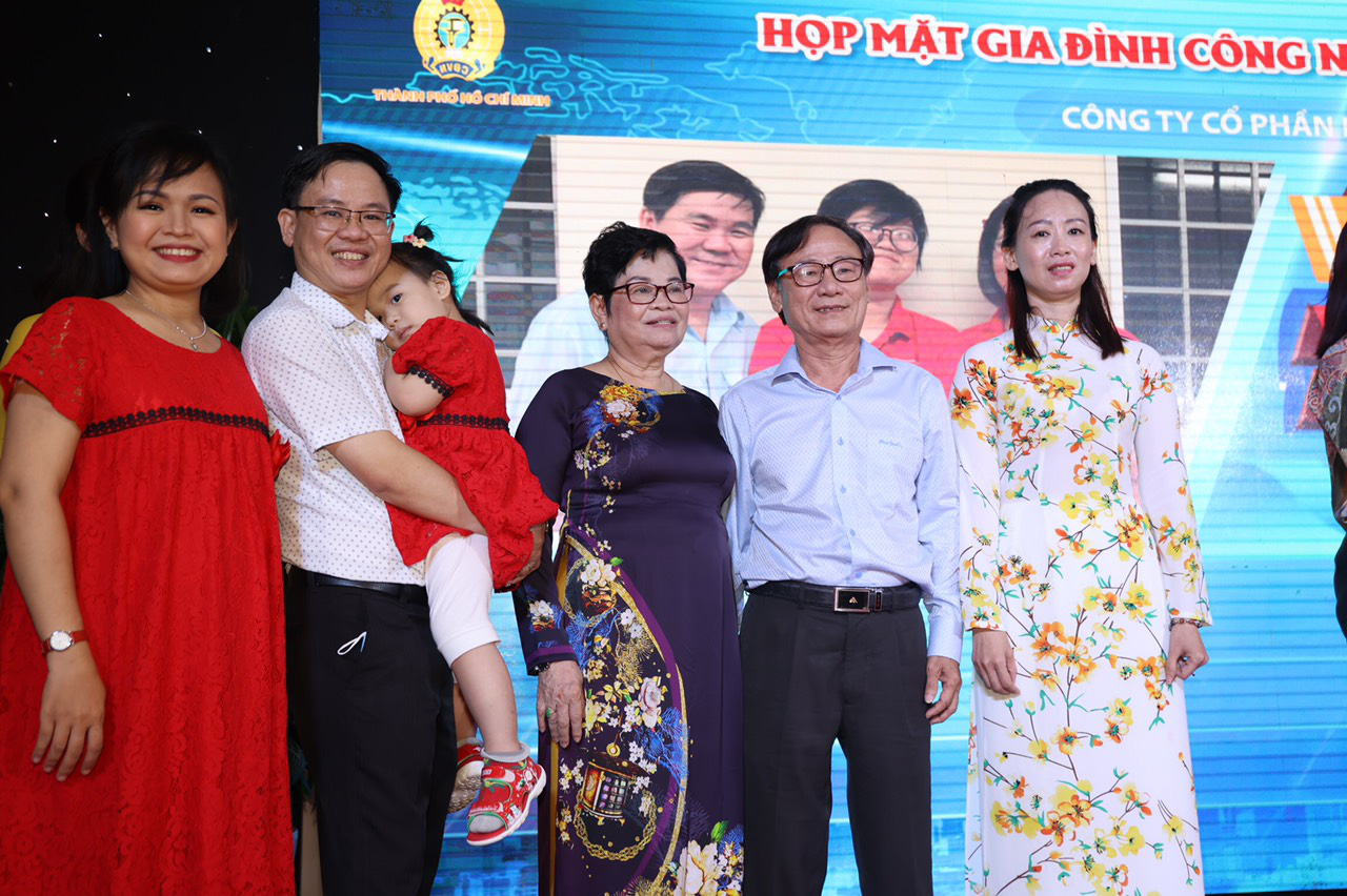 T&ocirc;n vinh 21 gia đ&igrave;nh c&ocirc;ng nh&acirc;n 3 thế hệ - Ảnh 3.