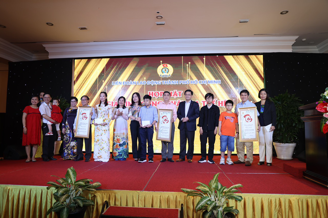 T&ocirc;n vinh 21 gia đ&igrave;nh c&ocirc;ng nh&acirc;n 3 thế hệ - Ảnh 2.