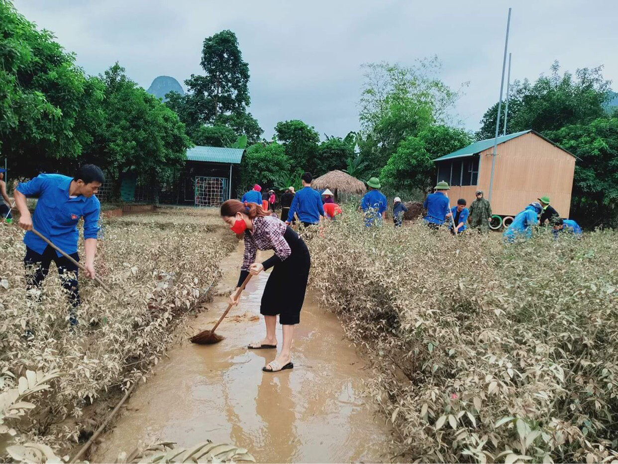 Cô trò đến trường tất bật dọn dẹp sau lũ, giáo án và sách vở lấm lem bùn đất - Ảnh 7.