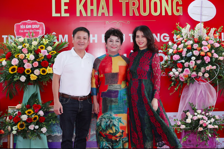NSƯT Chí Trung tháp tùng bạn gái Ý Lan dự sự kiện