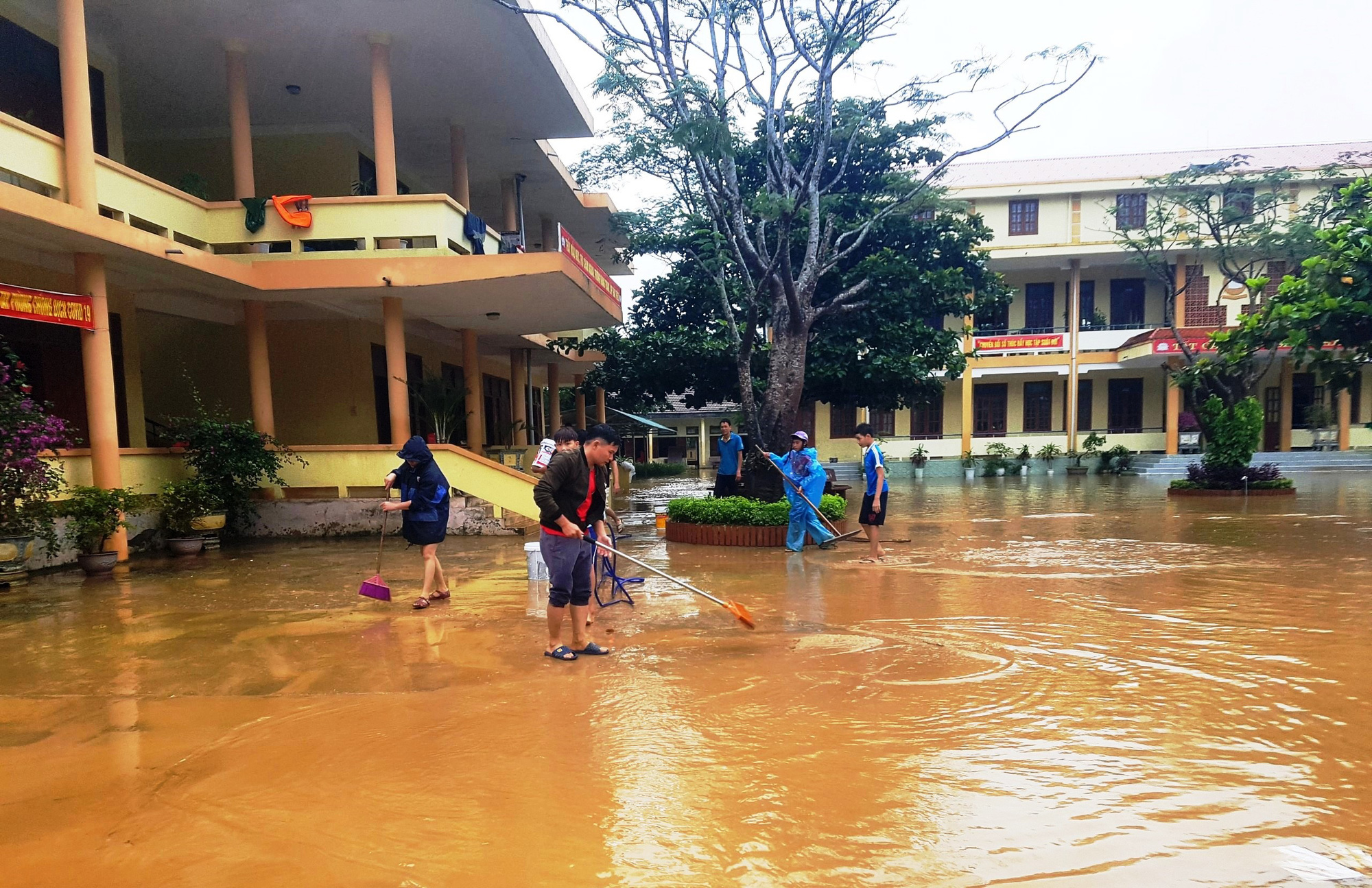 Cô trò đến trường tất bật dọn dẹp sau lũ, giáo án và sách vở lấm lem bùn đất