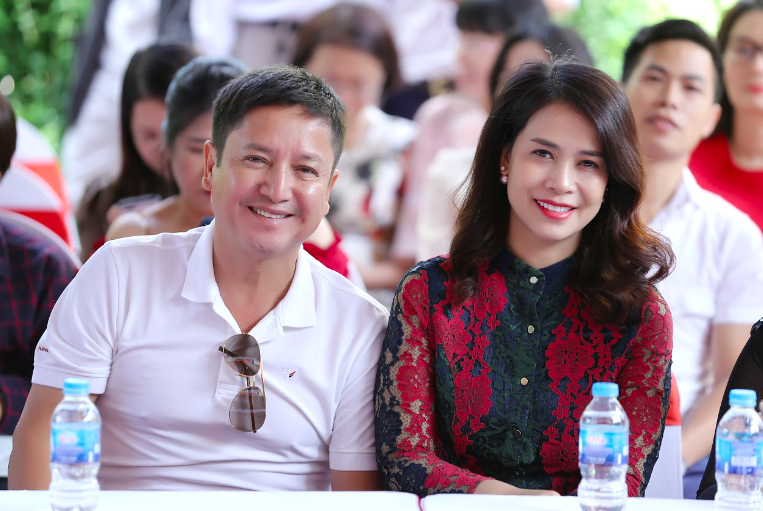NSƯT Ch&iacute; Trung th&aacute;p t&ugrave;ng bạn g&aacute;i &Yacute; Lan dự sự kiện - Ảnh 2.