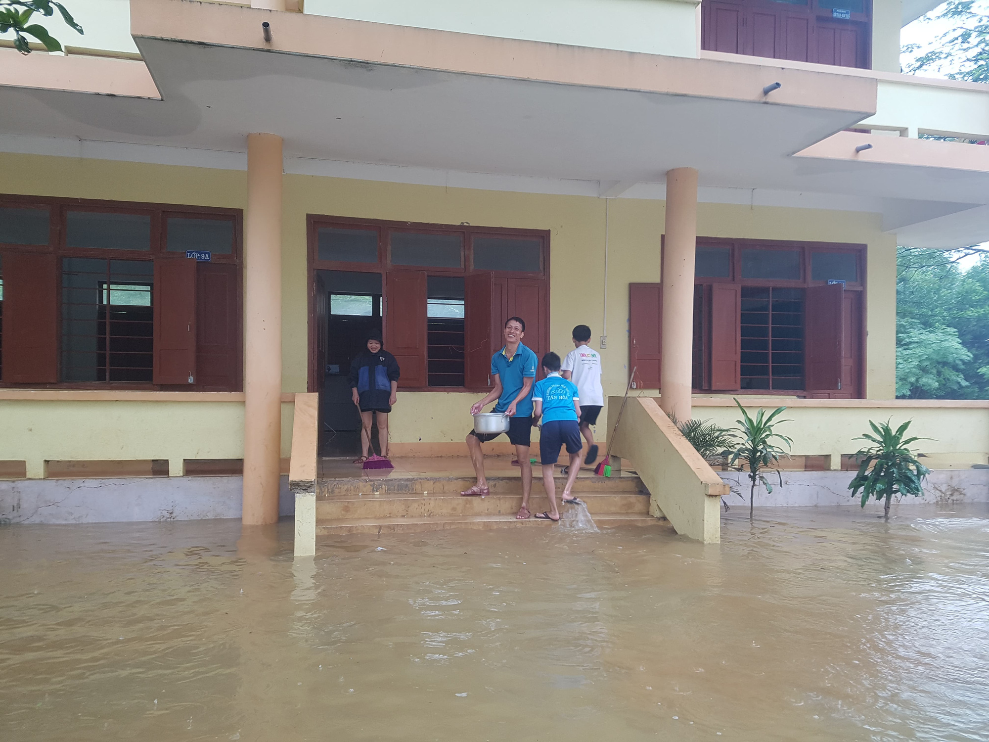 Cô trò đến trường tất bật dọn dẹp sau lũ, giáo án và sách vở lấm lem bùn đất - Ảnh 4.