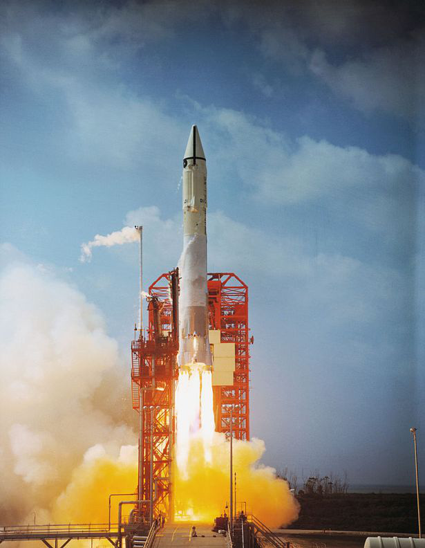 T&ecirc;n lửa của NASA được ph&oacute;ng l&ecirc;n mặt trăng v&agrave;o năm 1966 quay lại tr&aacute;i đất - Ảnh 2.