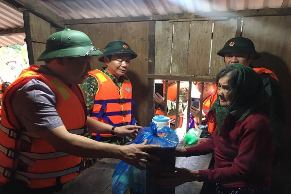 cong-an-bo-doi-phat-luong-thuc-cho-nguoi-dan-bi-nuoc-lu-vay-o-quang-binh-2