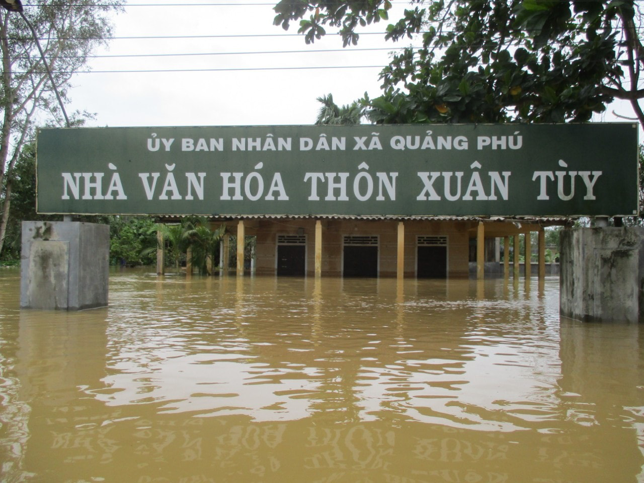 Lũ ở Huế đang xuống nhưng nhiều nơi vẫn ngập nặng - Ảnh 11.