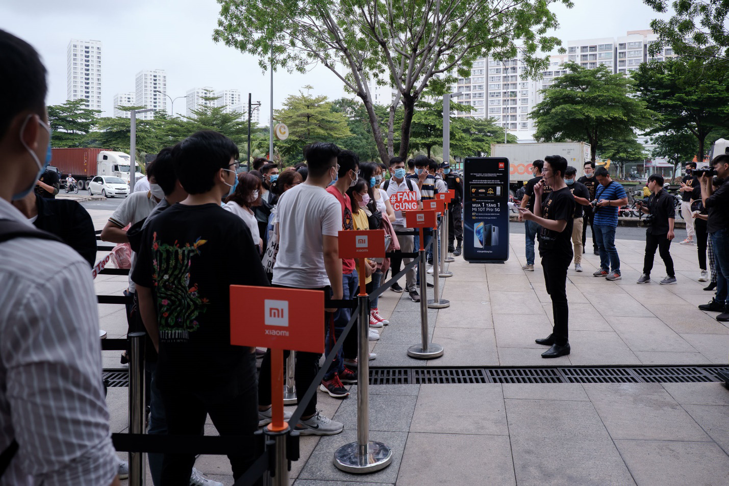 Sự kiện mở b&aacute;n Xiaomi Mi 10T Pro tại Việt Nam thu h&uacute;t đ&ocirc;ng đảo người d&ugrave;ng - Ảnh 1.