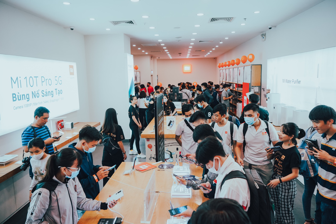 Sự kiện mở b&aacute;n Xiaomi Mi 10T Pro tại Việt Nam thu h&uacute;t đ&ocirc;ng đảo người d&ugrave;ng - Ảnh 2.