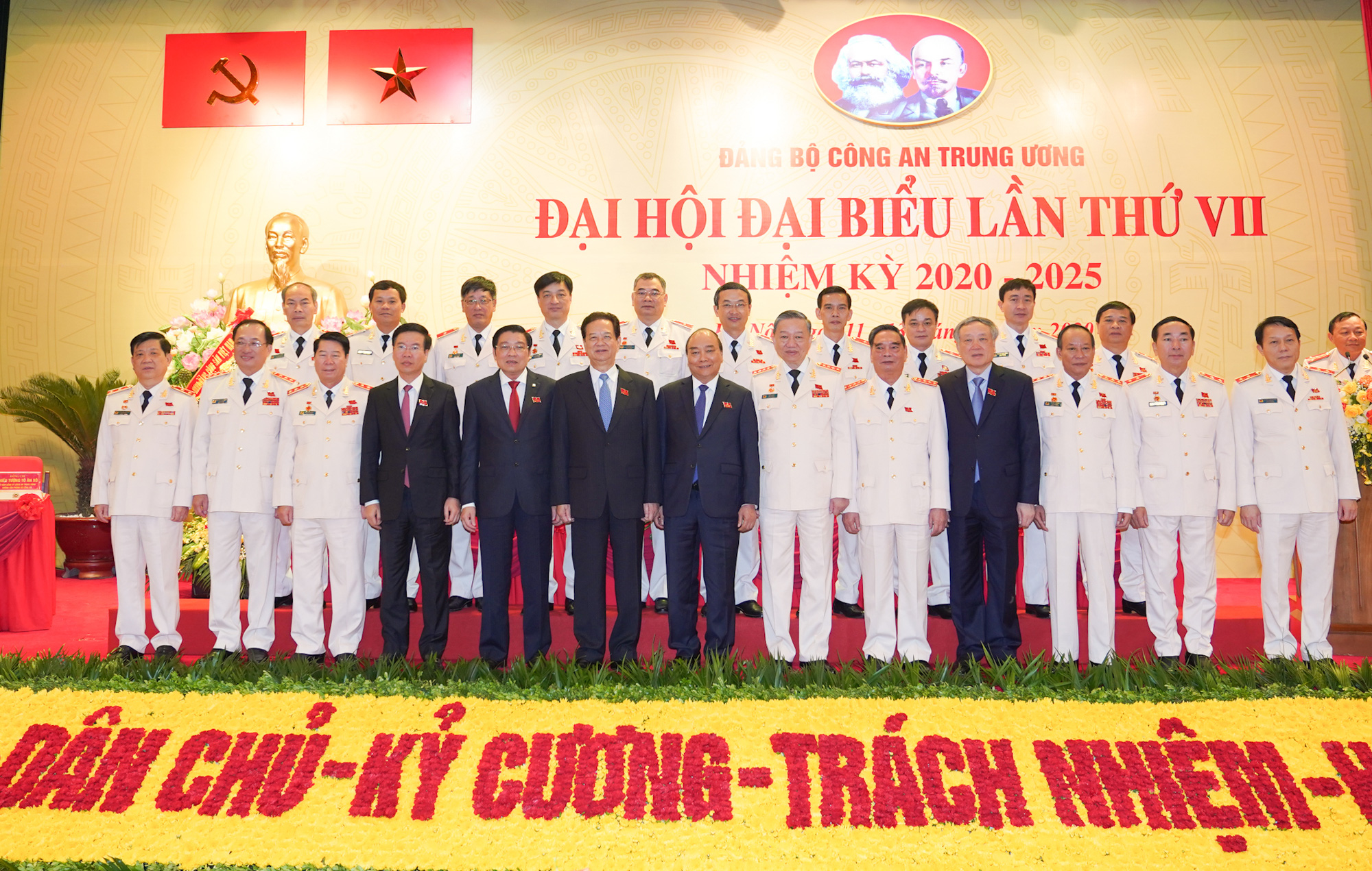 Thủ tướng: Phải giữ vững v&agrave; m&agrave;i sắc hơn thanh bảo kiếm bảo vệ Đảng, Tổ quốc, Nh&agrave; nước v&agrave; nh&acirc;n d&acirc;n - Ảnh 2.