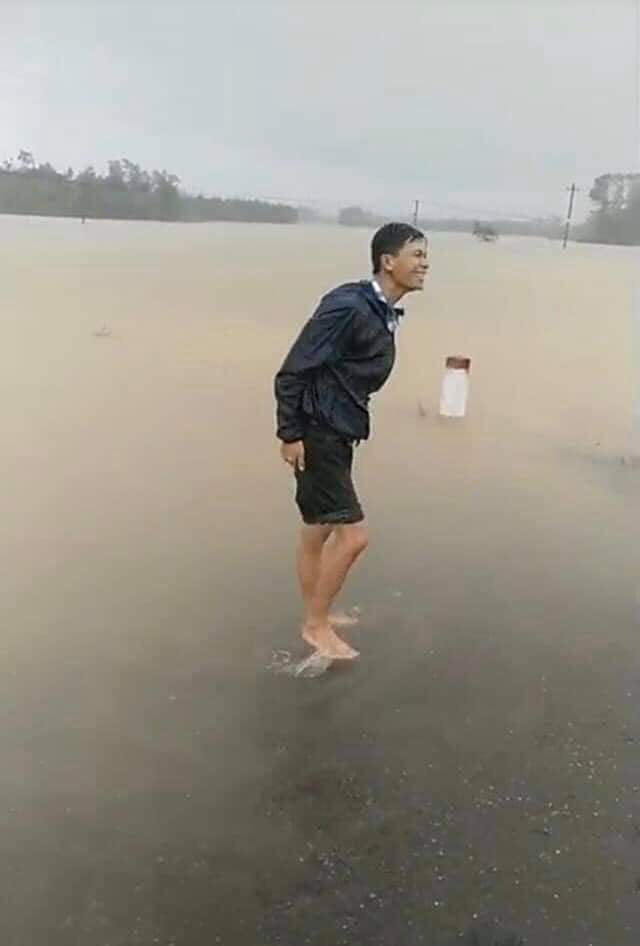 T&igrave;m thấy thi thể thai phụ rớt xuống nước lũ tr&ecirc;n đường đi sinh - Ảnh 1.