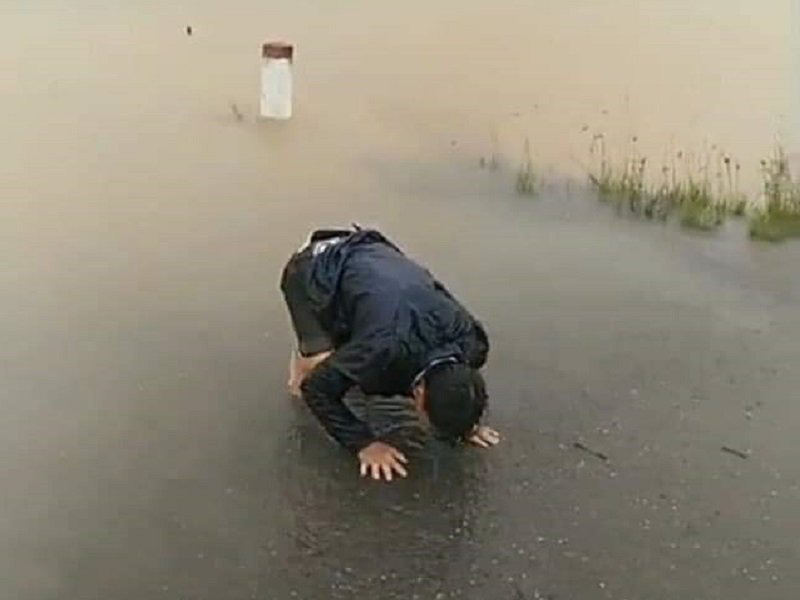 Tr&ecirc;n đường vượt lũ đi sinh, thai phụ rơi khỏi thuyền mất t&iacute;ch - Ảnh 1.