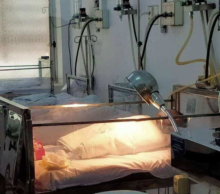 Đ&atilde; c&oacute; người nhận nu&ocirc;i b&eacute; sơ sinh bị vứt bỏ trong t&uacute;i ni l&ocirc;ng ven đường - Ảnh 1.