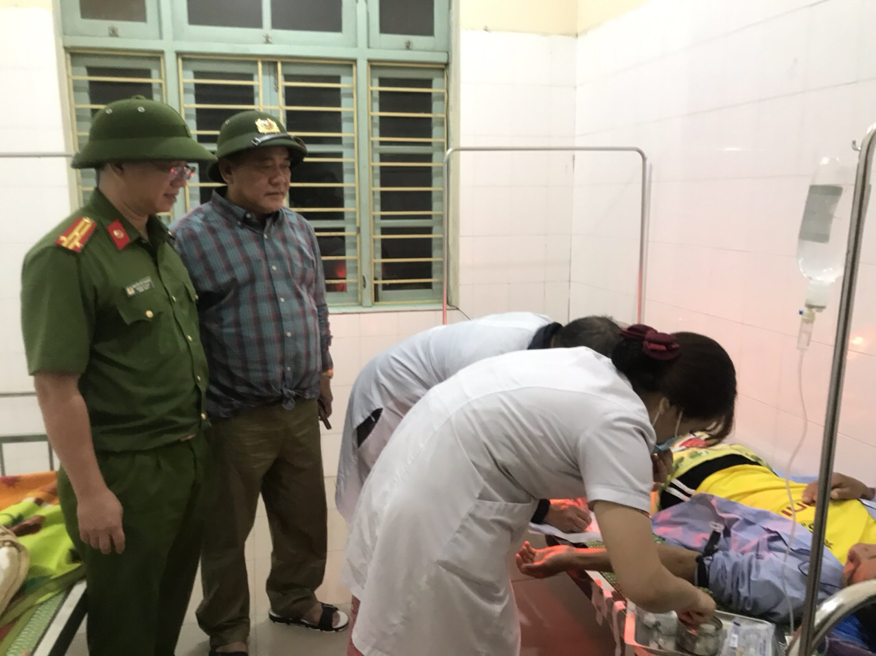 5 người đưa về từ Thủy điện R&agrave;o Trăng 4 sức khỏe ổn định - Ảnh 1.