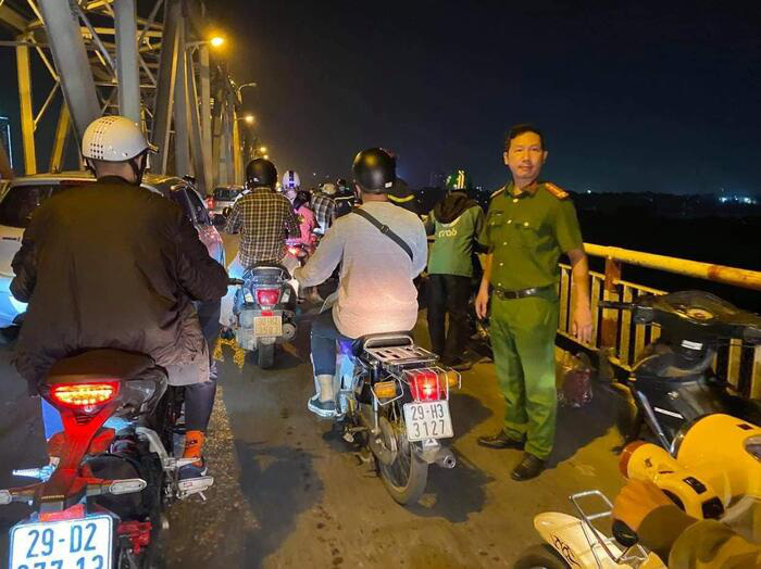 Say rượu, bắt xe &ocirc;m đi chơi rồi bất ngờ nhảy cầu Chương Dương - Ảnh 2.