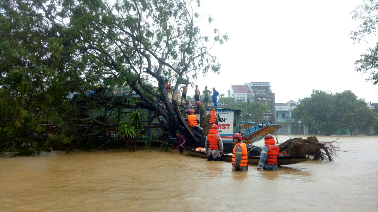 Công an cứu dân trong lũ dữ ở miền Trung - Ảnh 3.