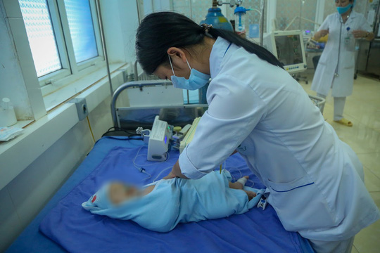 Vụ b&eacute; g&aacute;i tử vong sau ti&ecirc;m vắc-xin: Th&ecirc;m nhiều trẻ nhập viện - Ảnh 6.