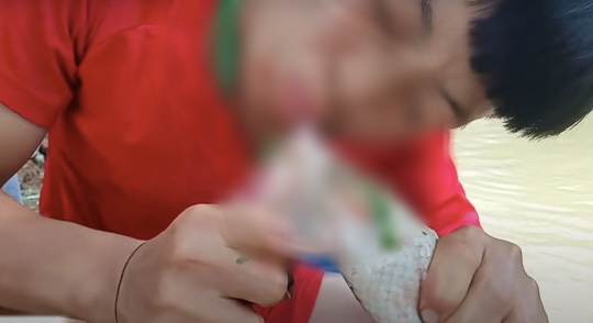 "Ăn tươi nuốt sống" trên Youtube: "Bịa" văn hoá, xúc phạm người dân tộc thiểu số