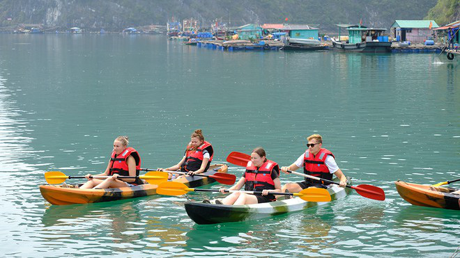 M&ugrave;a thu v&agrave;ng khua m&aacute;i ch&egrave;o kayak tr&ecirc;n vịnh Hạ Long - Ảnh 1.