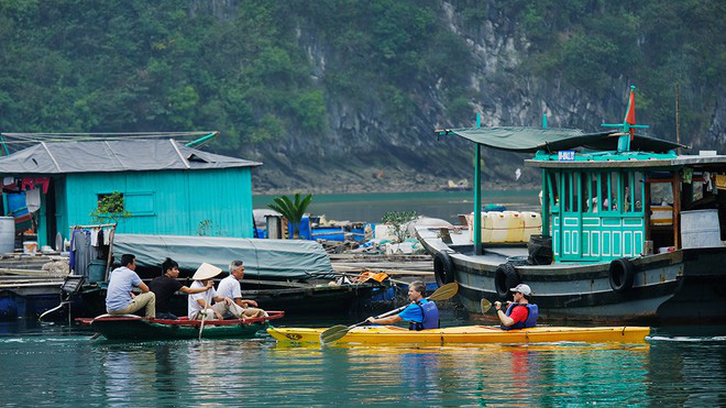 M&ugrave;a thu v&agrave;ng khua m&aacute;i ch&egrave;o kayak tr&ecirc;n vịnh Hạ Long - Ảnh 5.