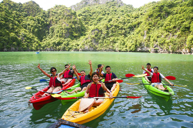 Mùa thu vàng khua mái chèo kayak trên vịnh Hạ Long
