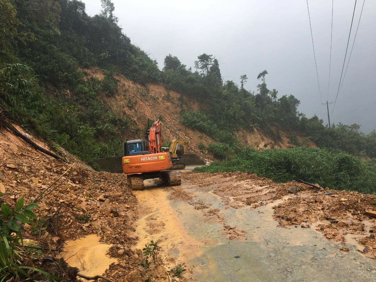 Đưa được 5 người bị thương ở Rào Trăng 4 cấp cứu, vẫn còn 30 người mất tích - Ảnh 8.