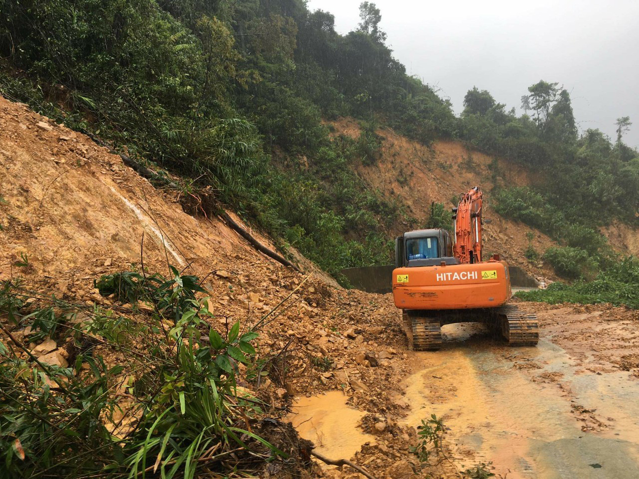 Đưa được 5 người bị thương ở Rào Trăng 4 cấp cứu, vẫn còn 30 người mất tích - Ảnh 9.