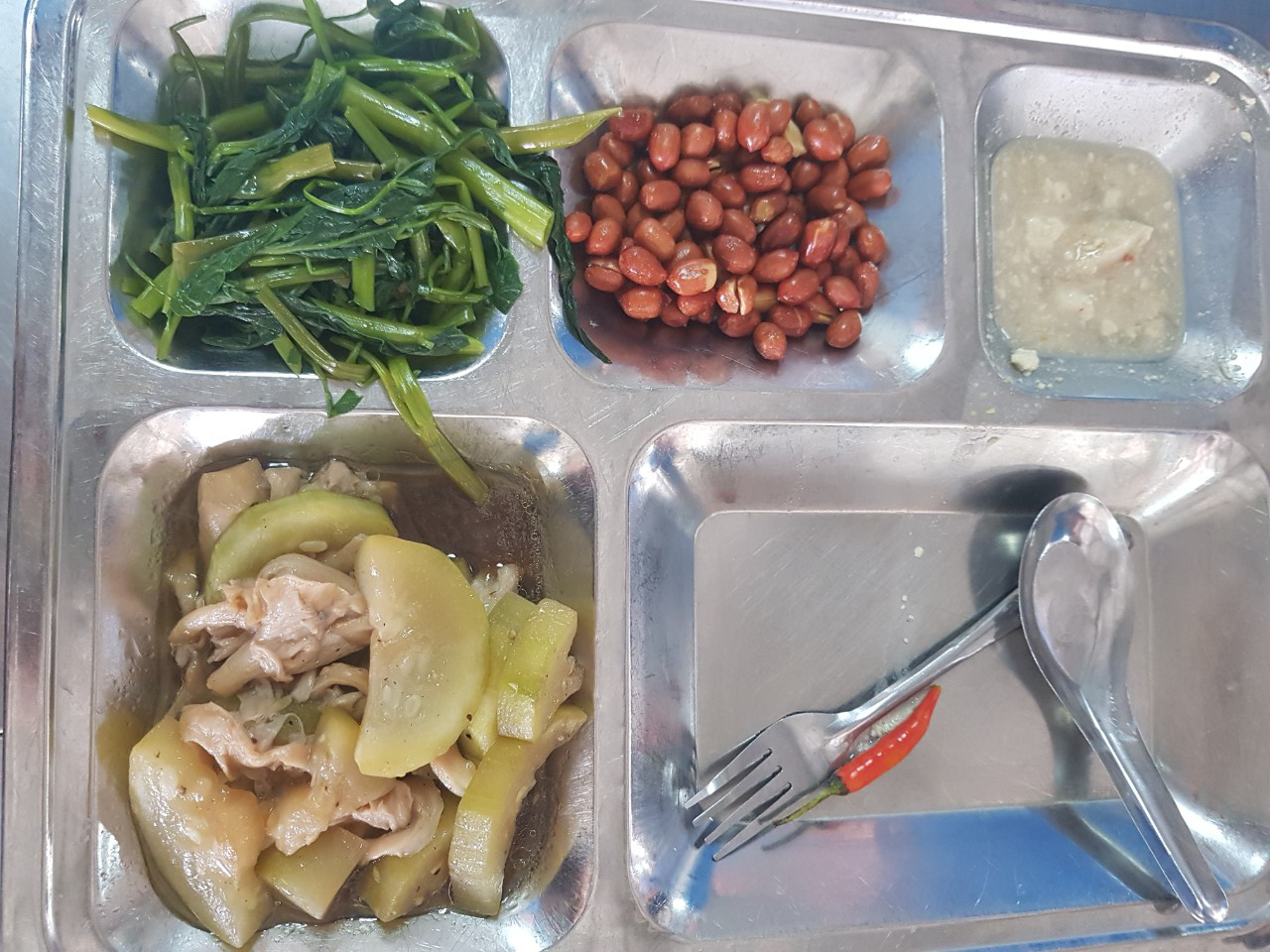 Bữa ăn chỉ 11.000 đồng, sao công nhân đủ sức làm việc?